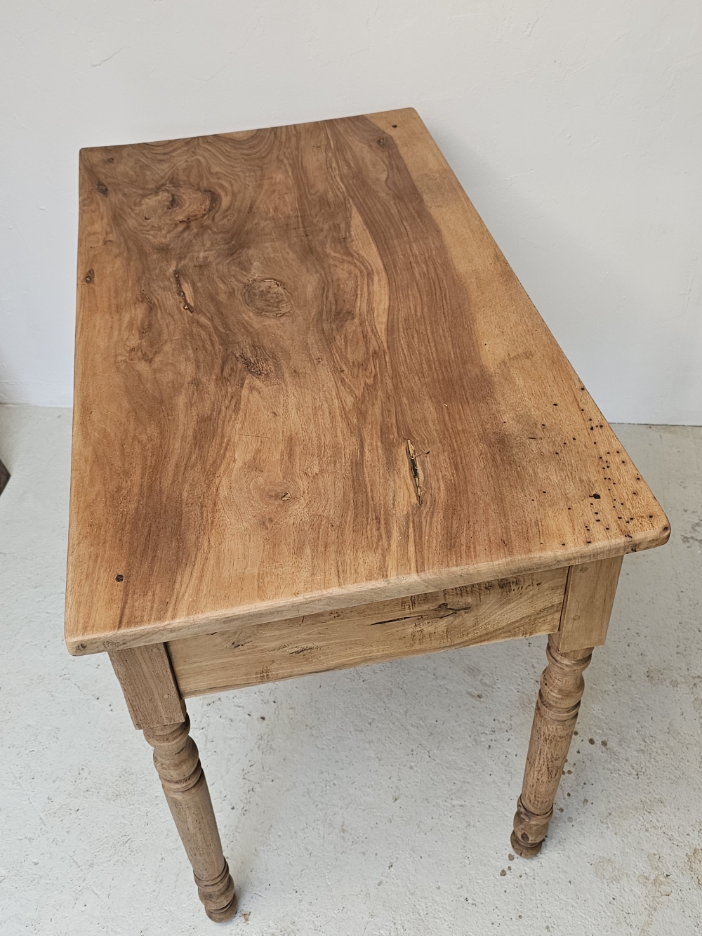 Table ancienne en noyer à pieds tournés20261006_155021