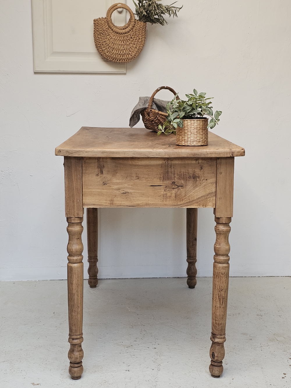 Table ancienne en noyer à pieds tournés20261006_154714