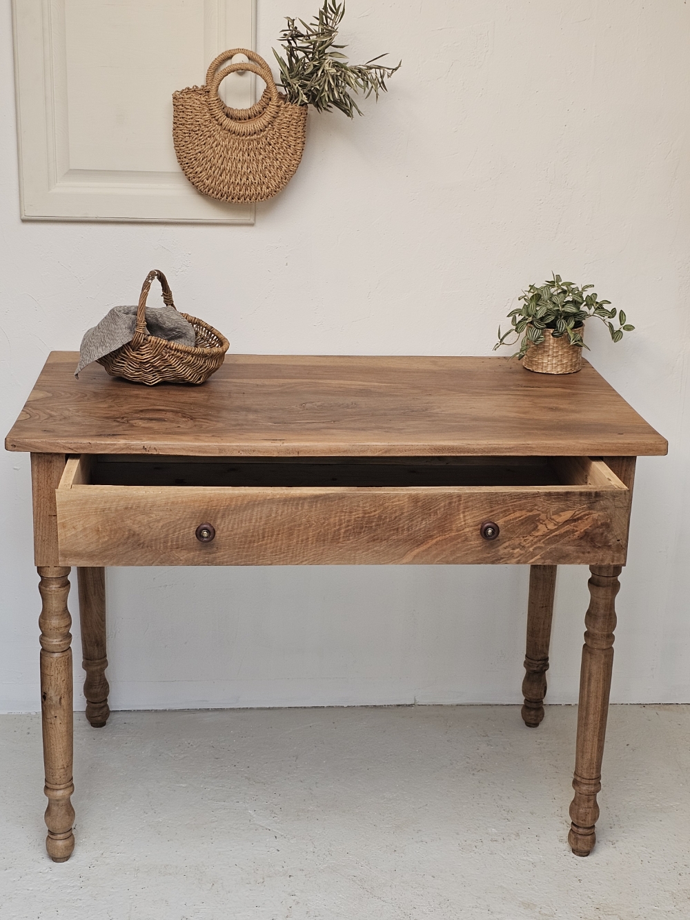 Table ancienne en noyer à pieds tournés20261006_155212