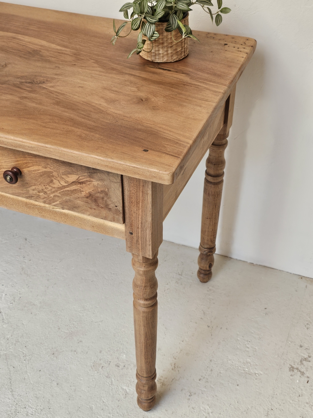 Table ancienne en noyer à pieds tournés20261006_154539