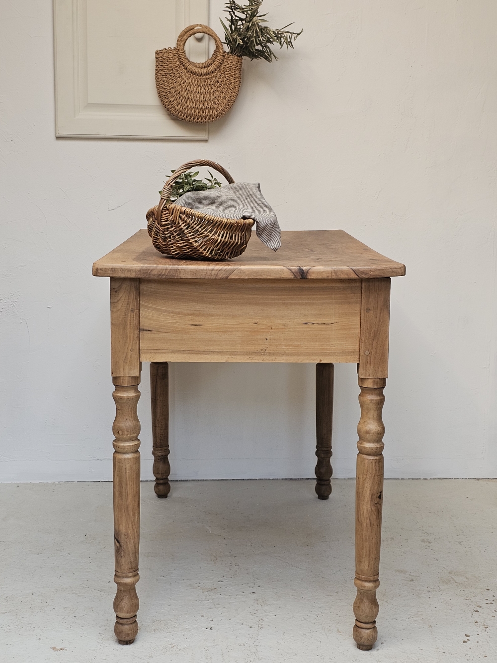 Table ancienne en noyer à pieds tournés20261006_154641