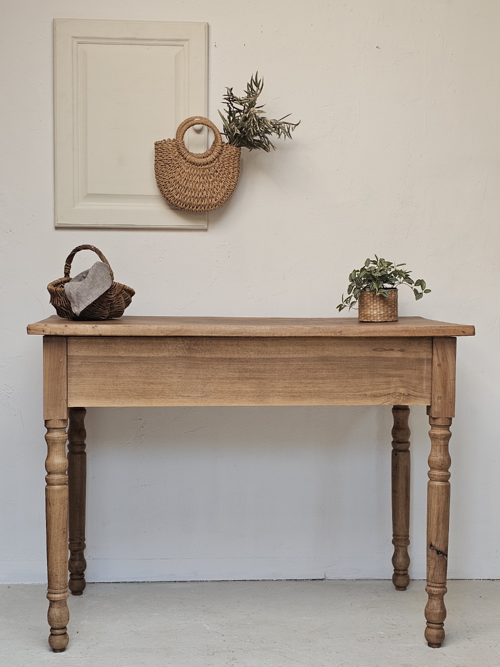 Table ancienne en noyer à pieds tournés20261006_154831