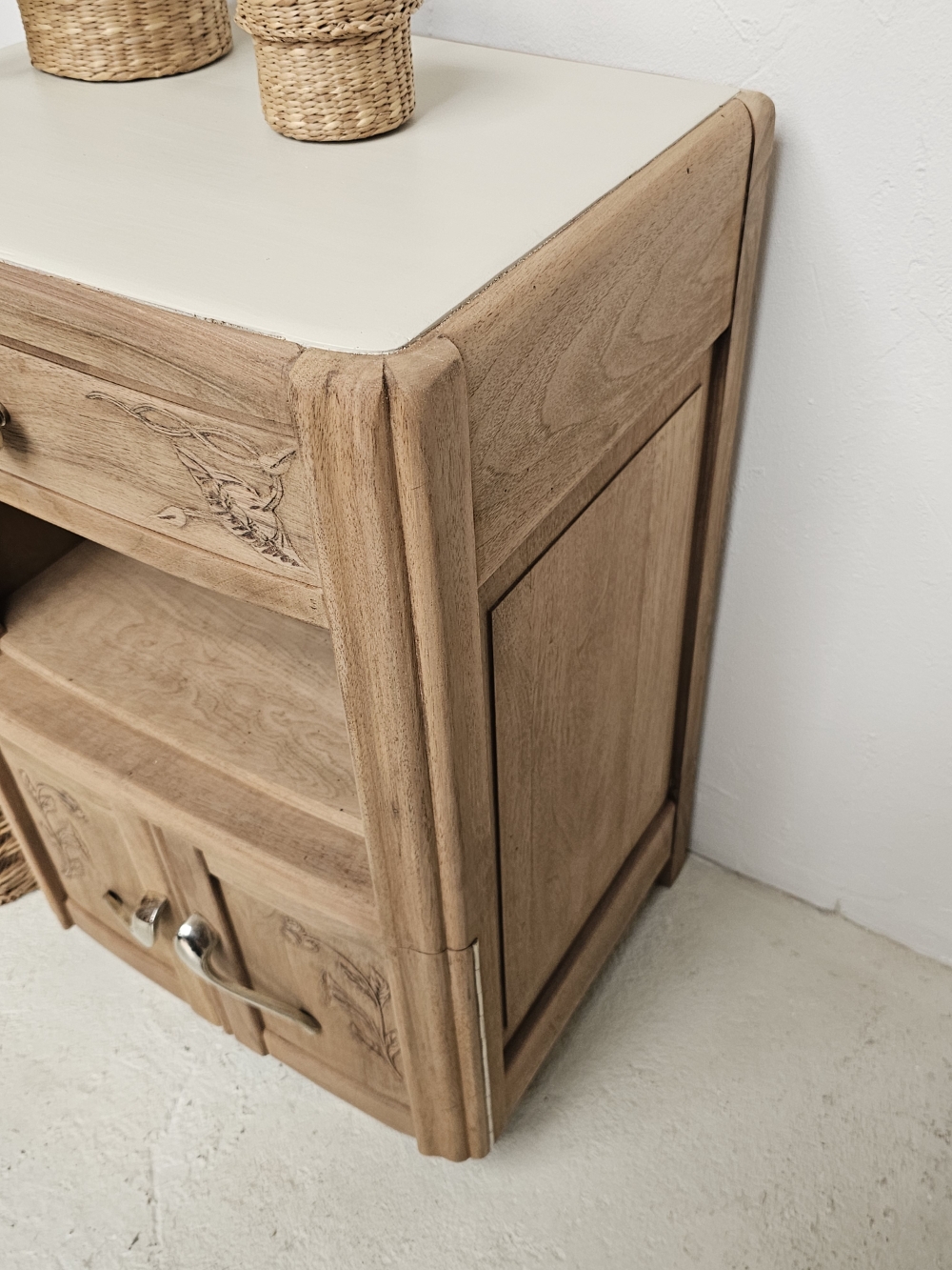 Chevet Art Déco Ancien en Bois Brut et Plateau Peint Clair20261007_170845