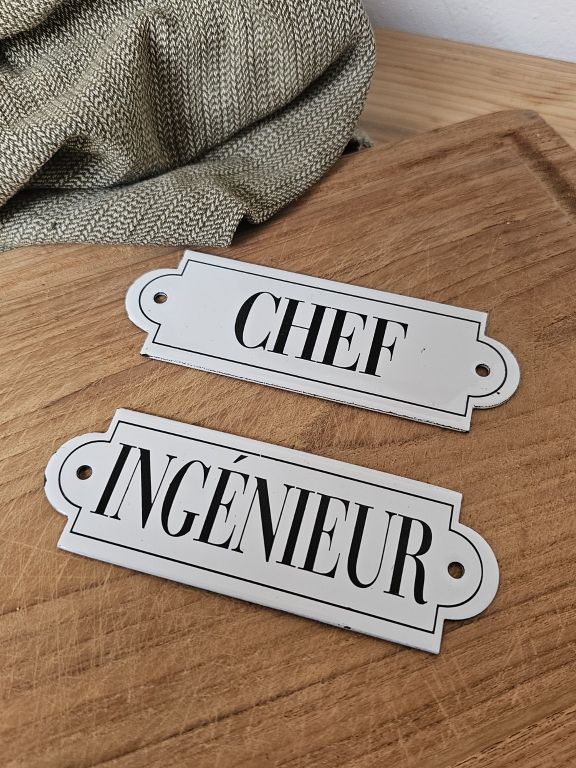 plaques-porte-emaillees-chef-ingenieur-mise-en-scene-bois