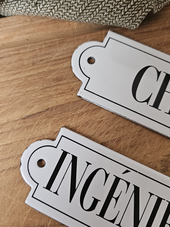 plaques-porte-emaillees-chef-ingenieur-detail-typographie