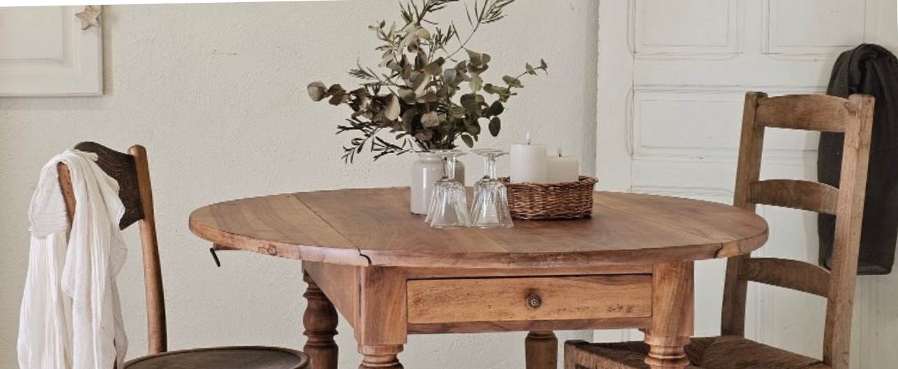 photo d une table ronde ancienne en bois massif dans un decor campagne chic