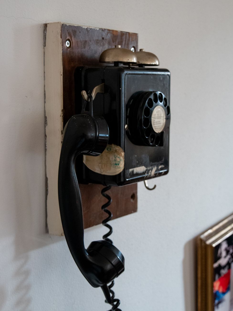 Téléphone ancien noir à cadran, univers By Elle Mobilier