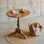 20250617_153830Petit guéridon ancien en bois massif, entièrement restauré. Une pièce pleine de charme pour poser un livre, une tasse ou une bougie.