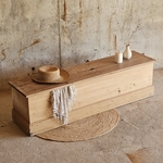 20250805_154128Banc coffre ancien en pin massif, restauré avec soin. Plateau patiné naturellement, gravure double cœur. Pièce unique, livraison France entière.