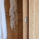 Armoire vintage – portes coulissantes – penderie et étagères – années 50:6020250814_172320
