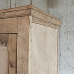 20250826_154829Grande armoire ancienne en chêne et sapin – bois brut clair, penderie & étagères