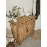 Buffet parisien en bois patiné , trois étagères et deux tiroirs . Livraison France entière .Pièce unique 20260201_135707