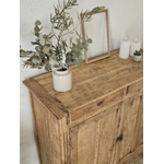 Buffet parisien en bois patiné , trois étagères et deux tiroirs . Livraison France entière .Pièce unique 20260201_135600