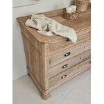 Commode ancienne en bois brut poncé avec 4 tiroirs à poignées coquille en laiton et détails sculptés.20260805_104222