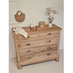 Commode ancienne en bois brut poncé avec 4 tiroirs à poignées coquille en laiton et détails sculptés.20260805_103956