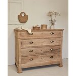 Commode ancienne en bois brut poncé avec 4 tiroirs à poignées coquille en laiton et détails sculptés.20260805_103936