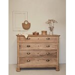 Commode ancienne en bois brut poncé avec 4 tiroirs à poignées coquille en laiton et détails sculptés.20260805_103834