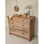 Commode ancienne en bois brut poncé avec 4 tiroirs à poignées coquille en laiton et détails sculptés.20260805_103909