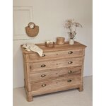 Commode ancienne en bois brut poncé avec 4 tiroirs à poignées coquille en laiton et détails sculptés.20260805_103855