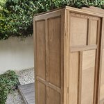 Armoire parisienne Art Déco en bois brut et portes coulissantes20260810_180332