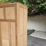 Armoire parisienne Art Déco en bois brut et portes coulissantes20260810_180356