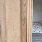 Armoire parisienne Art Déco en bois brut et portes coulissantes20260810_180300