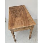 Table ancienne en noyer à pieds tournés20261006_155021