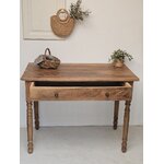 Table ancienne en noyer à pieds tournés20261006_155212
