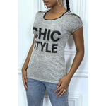 tee-shirt-taupe-avec-details-en-simili-et-ecriture 1