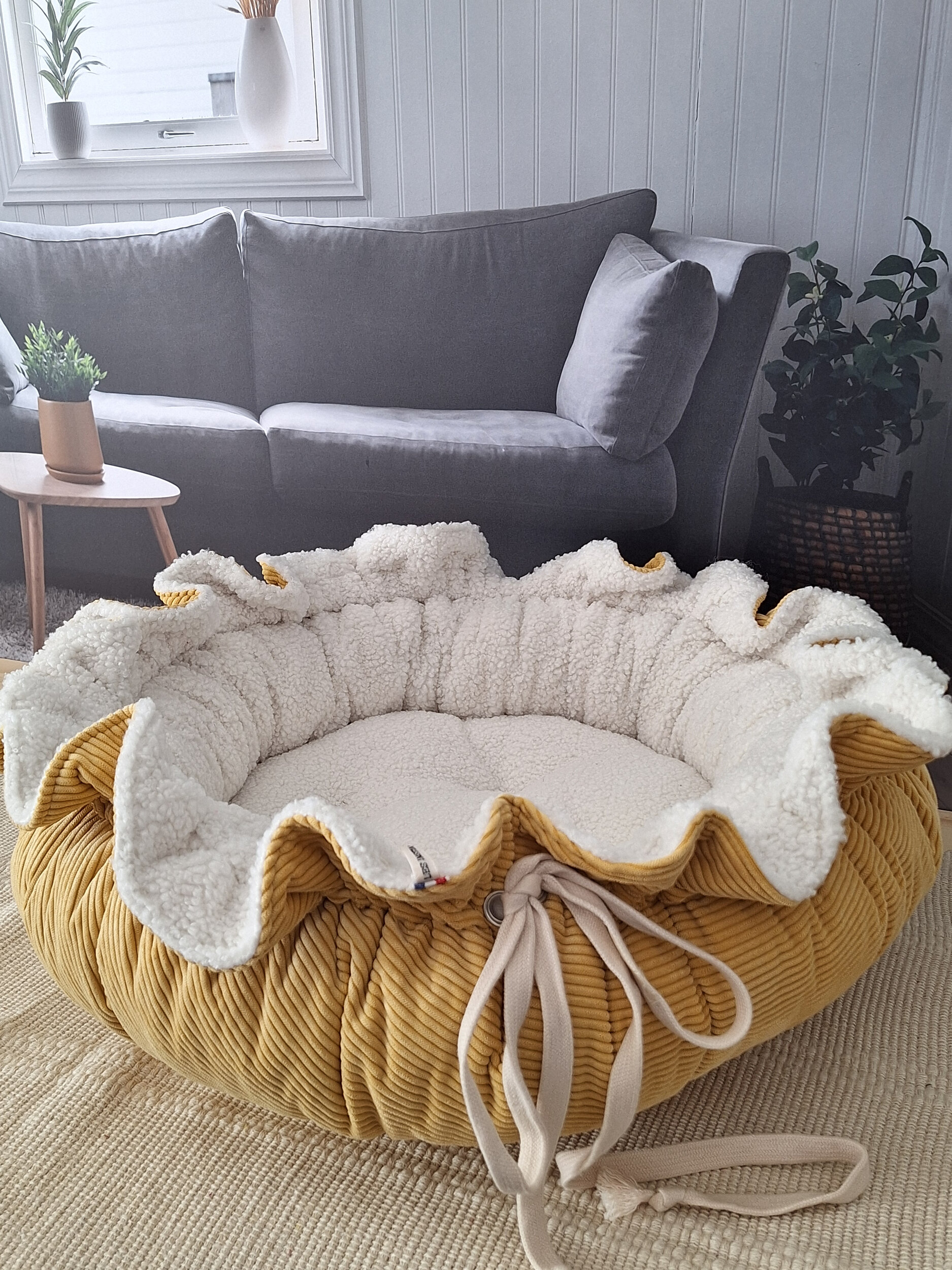 panier pour chat jaune