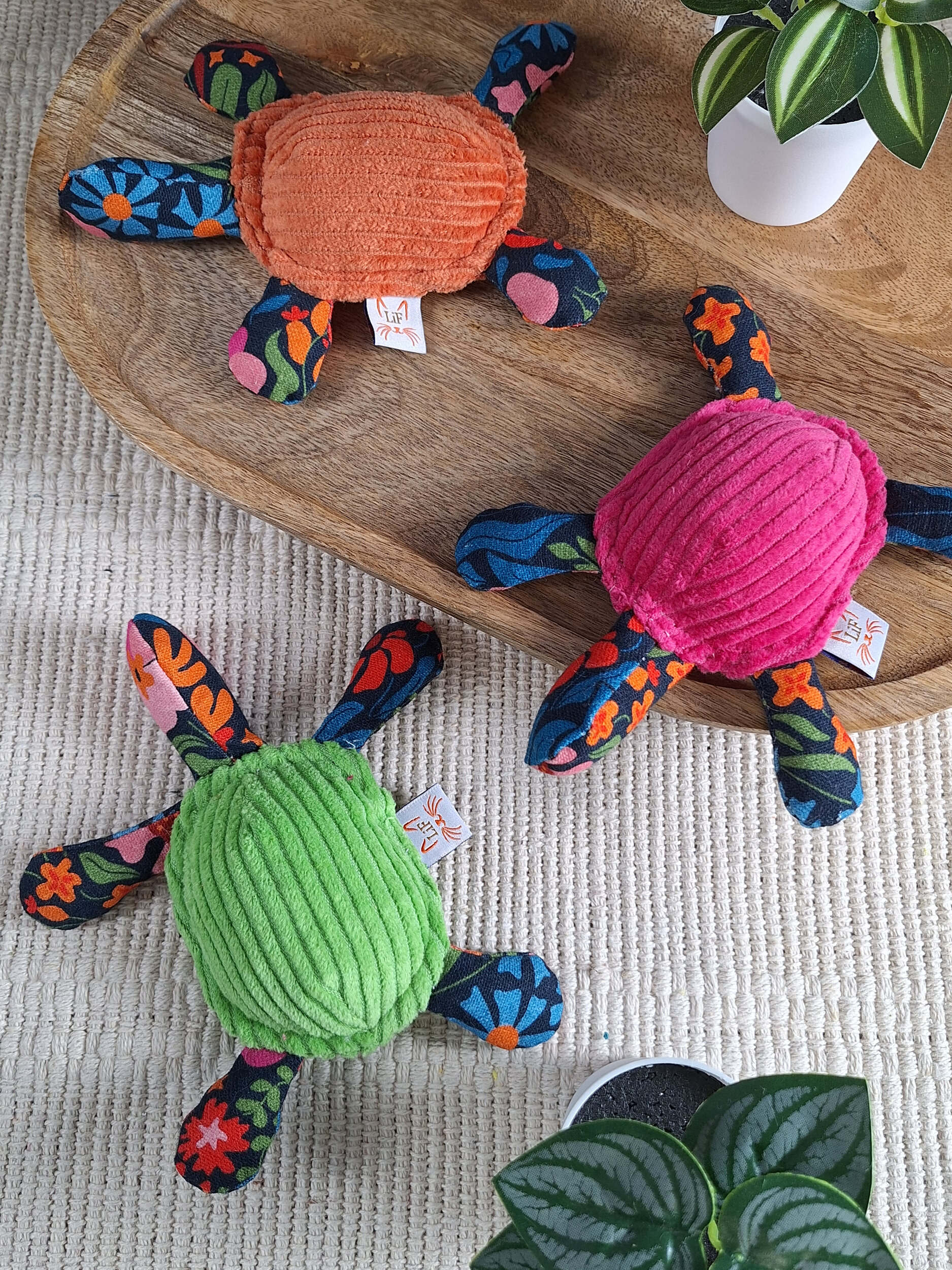 Jouets tortues pour chat faits main en France, disponibles en différents coloris.