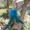 Balle corde à plumes bleues