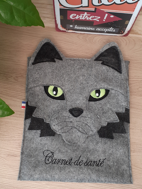 Couverture de carnet de santé pour chat etui passeport accessoire chatons  tigrés, calico et pelotes gris clair nom brodé - Un grand marché