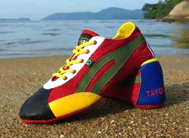 Baskets de danse  TAYGRA slim Afrique du Sud rouge noir jaune bleu sur une plage