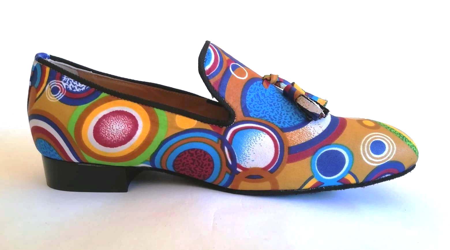 Chaussures de danse homme MEHDI en tissu africain coloré wax talon 2cm et semelle peau vue profil