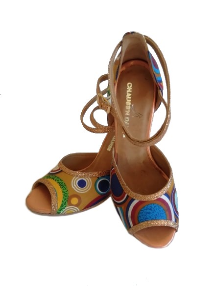 Chaussures de danse femme YUMNA à bouts ouverts en tissu africain wax très coloré et glitter cuivre avec talon glitter 9cm vue dessus