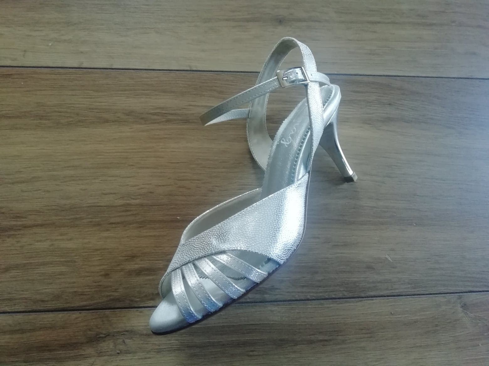 Chaussures de danse femme DANIELLA satin et cuir argent talon ouvert 7cm Vue trois quarts