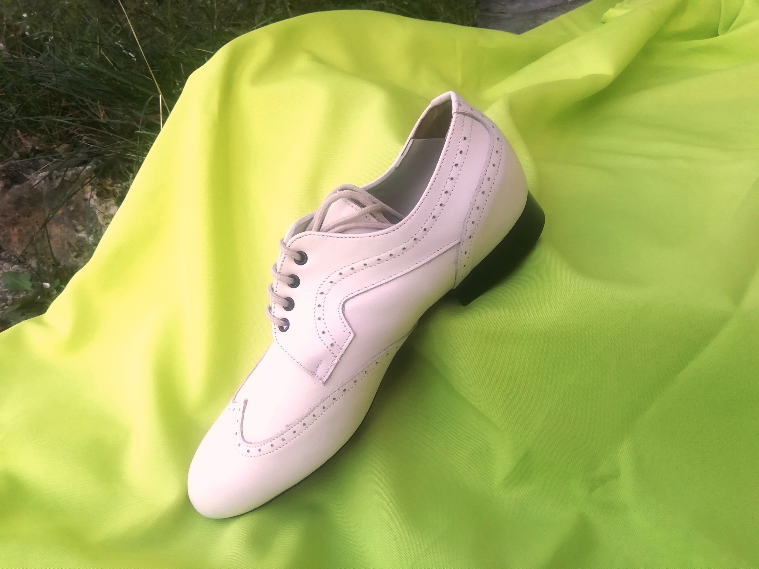 Chaussures de danse homme STEFANO BEIGE en cuir beige clair talon 2cm et semelle peau vue profil