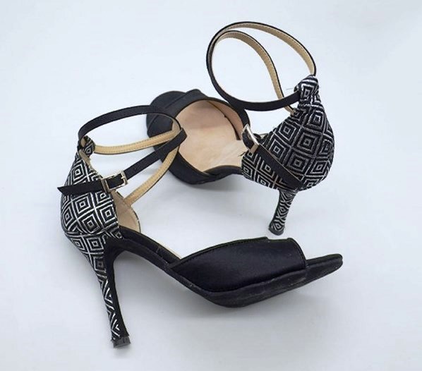 Chaussures de danse femme CUBIC à bouts ouverts en satin noir devant et tissu motif cubes sur talon fin 9cm attache croisée cheville vue paire