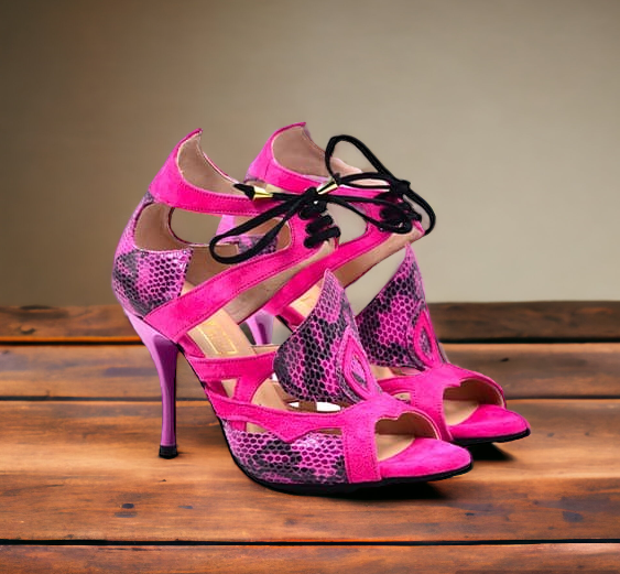 Chaussures de danse femme DEISY PINK à bouts ouverts en peau fuschia et serpent fuschia et noir talon aiguille fuschia 9cm vue 3 quarts