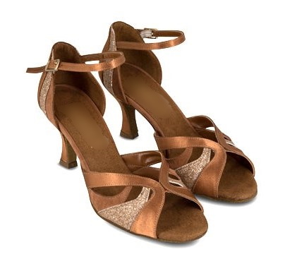 Chaussures de danse femme ALICIA à bouts ouverts et talon fermé, en satin et glitter tan avec motifs ajourés et talon bobine 6cm, vue de 3 quarts