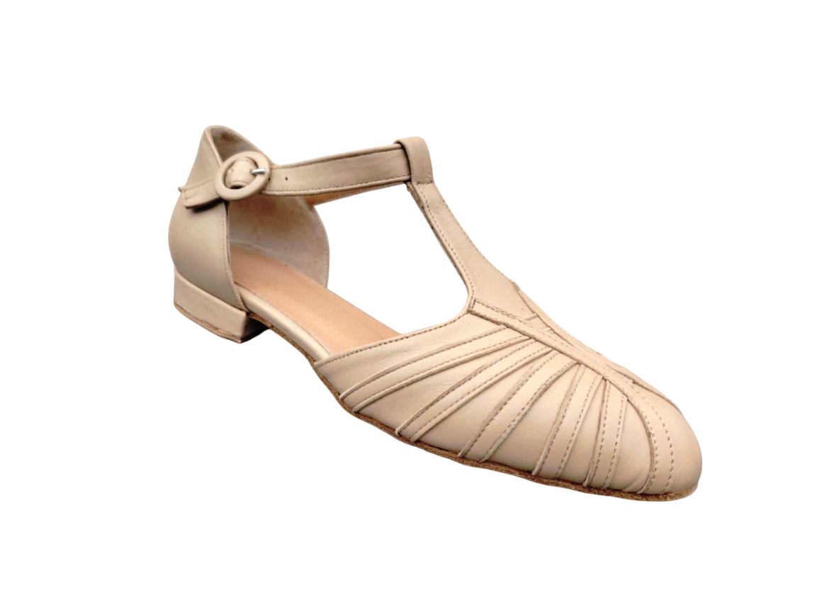 Chaussures de danse femme fermées AGATA cuir beige talon 2cm vue trois quart