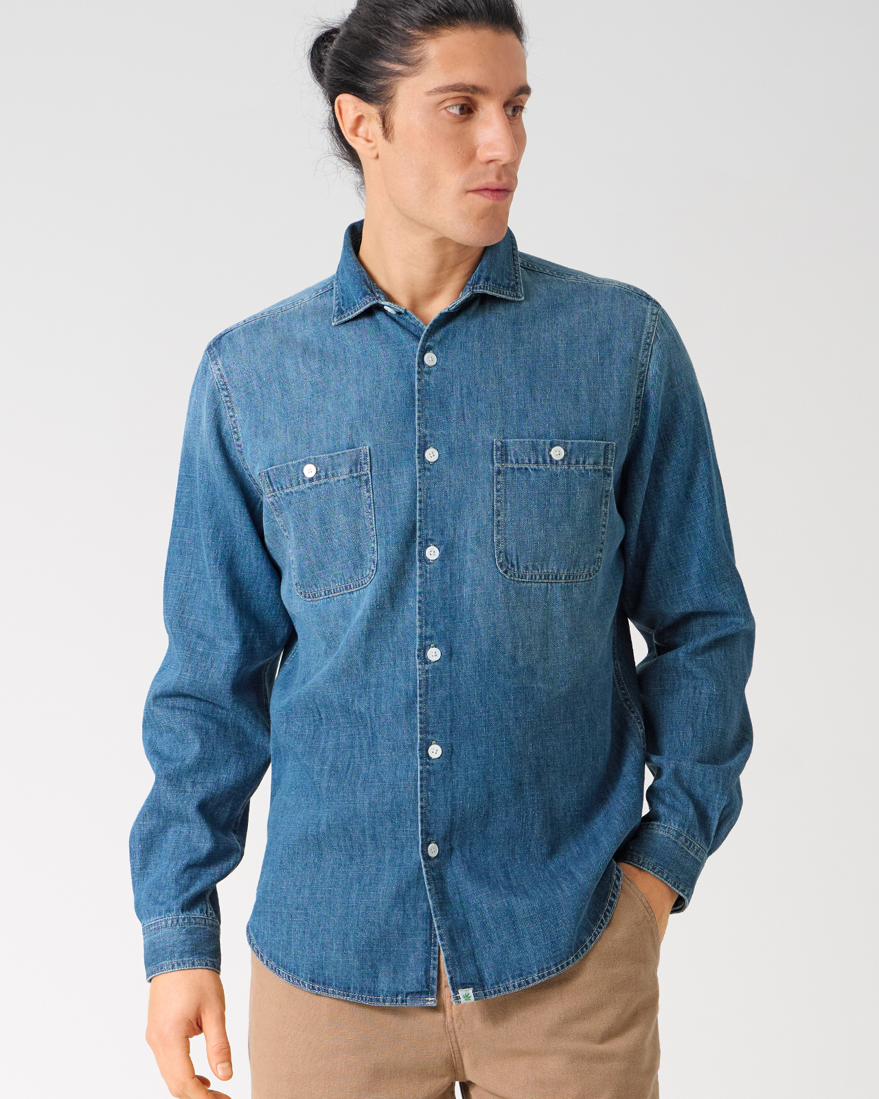 chemise homme en jean de chanvre et coton bio bleu, porté par un mannequin