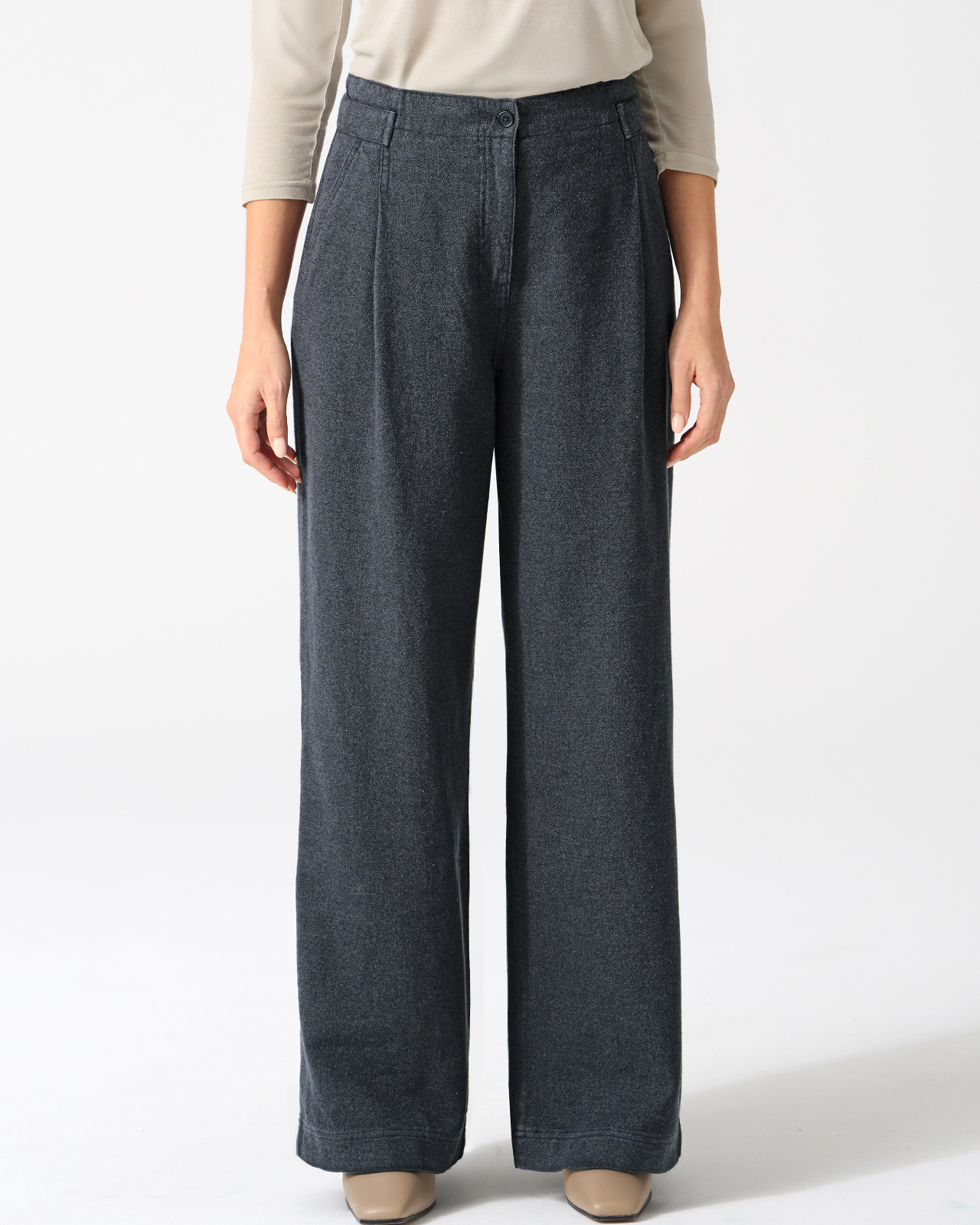 pantalon femme ample en chanvre et coton bio bleu marine, porté par un mannequin