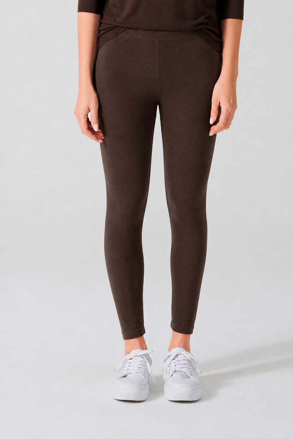 legging femme en chanvre et lyocell espresso, porté par un mannequin