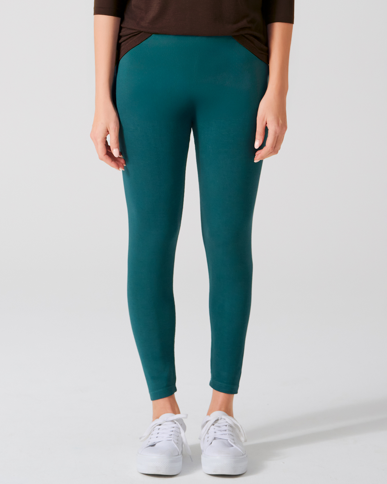 legging femme en chanvre et lyocell bleu sarcelle, porté par un mannequin