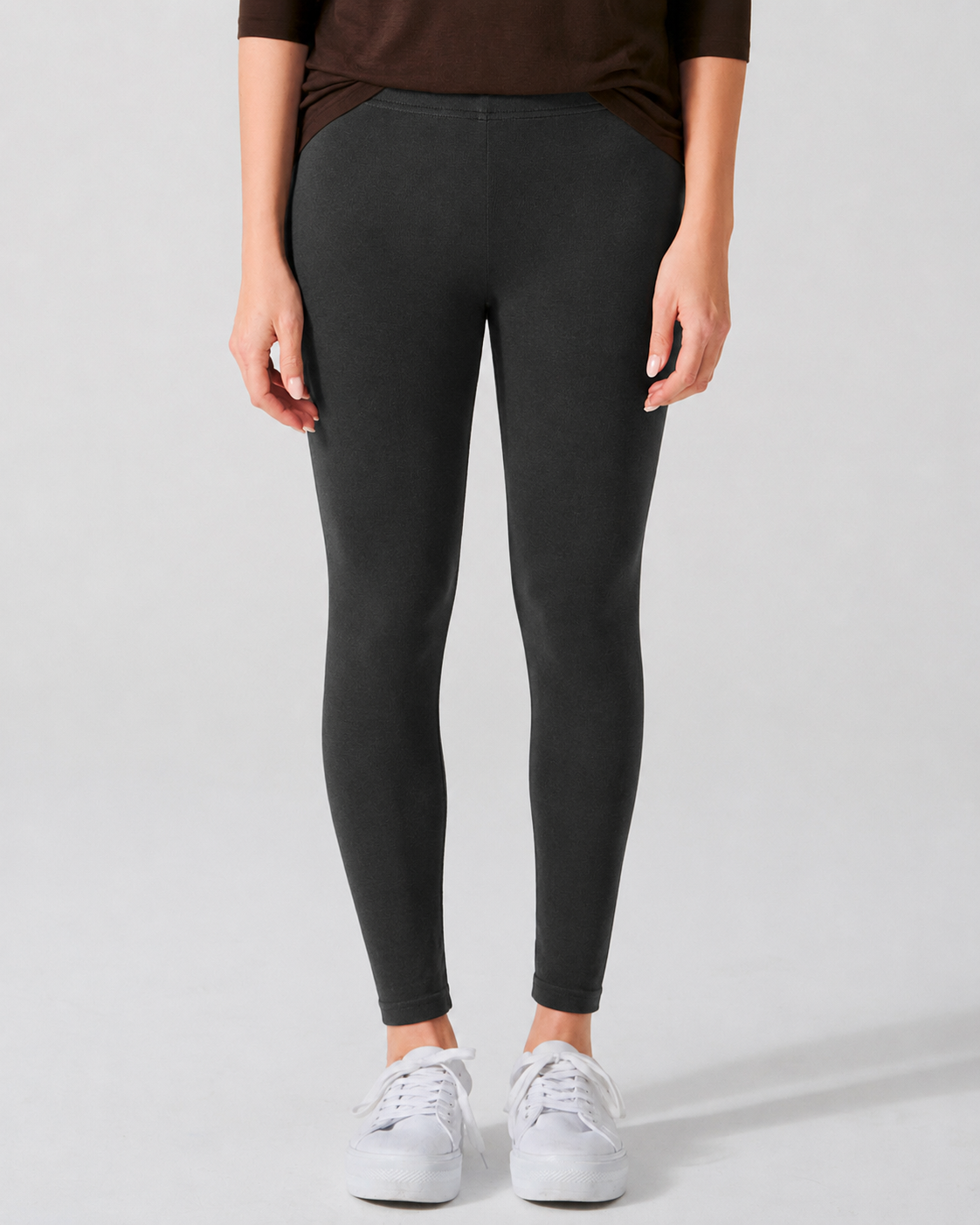 legging femme en chanvre et lyocell noir, porté par un mannequin
