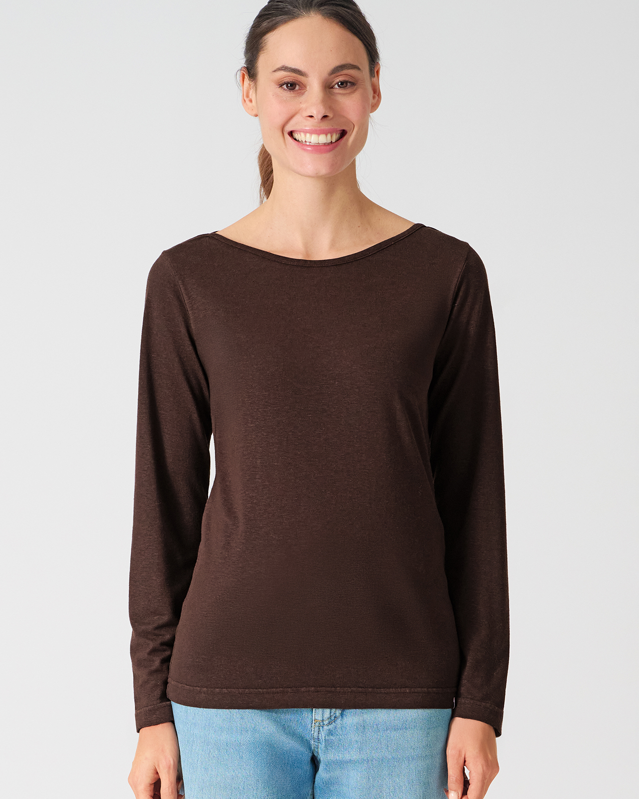 haut à manches longues femme col bateau en chanvre et lyocell espresso, porté par un mannequin