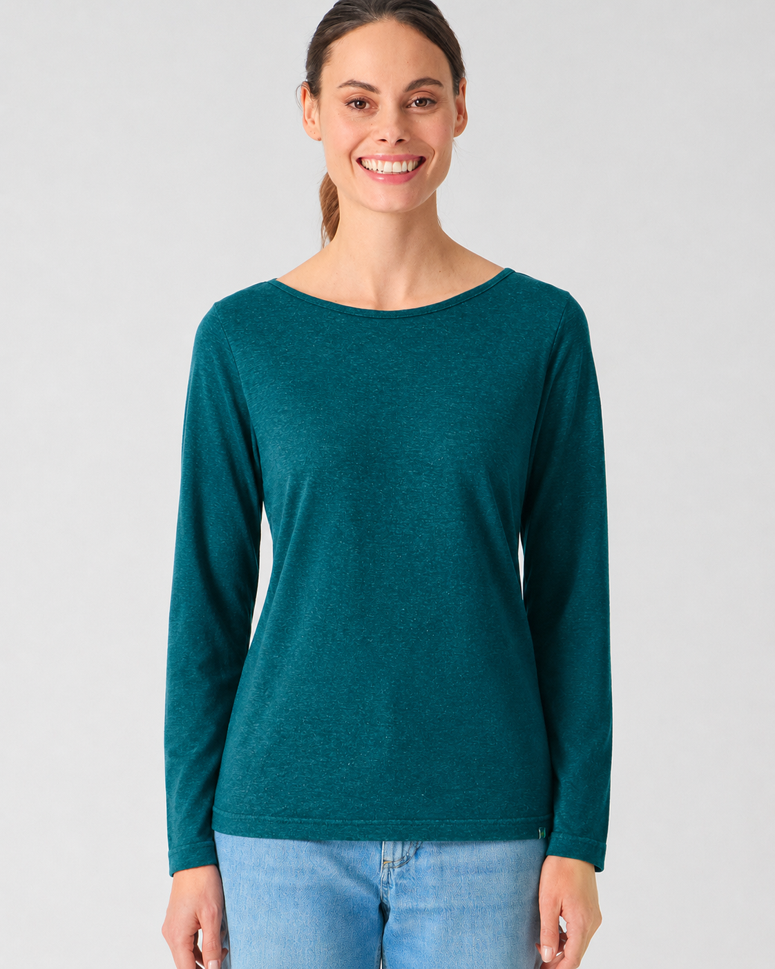 haut à manches longues femme col bateau en chanvre et lyocell bleu sarcelle, porté par un mannequin