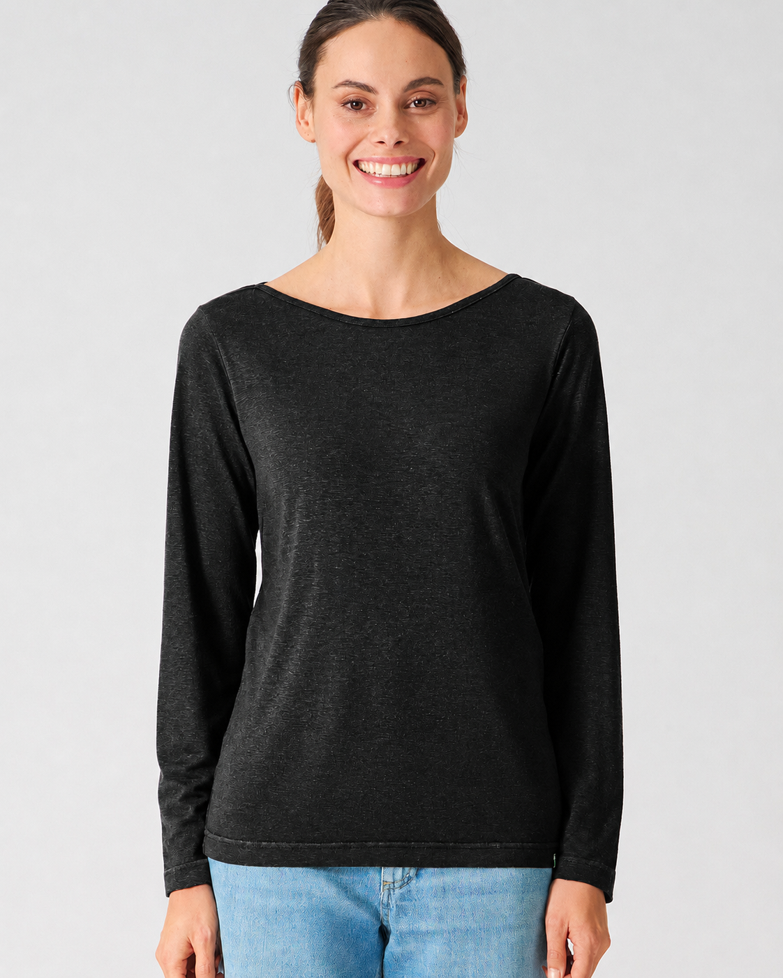 haut à manches longues femme col bateau en chanvre et lyocell noir, porté par un mannequin